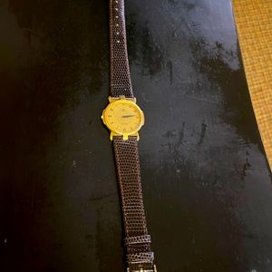 Vintage Gucci Watch gold tone with original black
leather band brand new battery